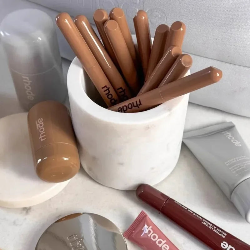 Jelieora Venture Lip Shape Pen lip liner and tint, long-lasting makeup pencil with glossy finish and precise application.