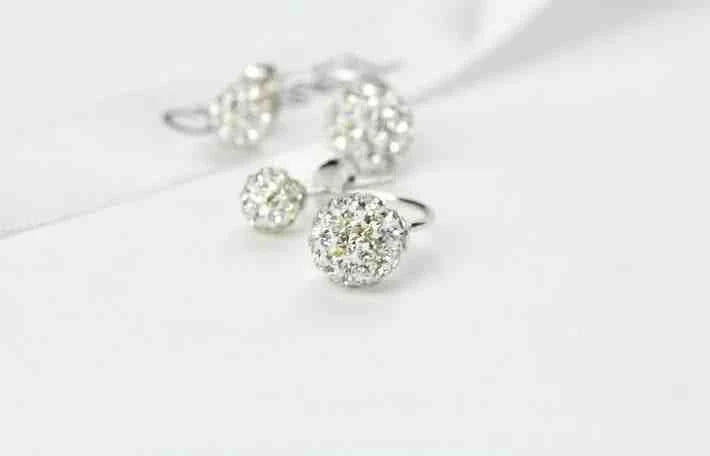Elegant Crystal Drop Earrings: Transform Your Look with Korean Style