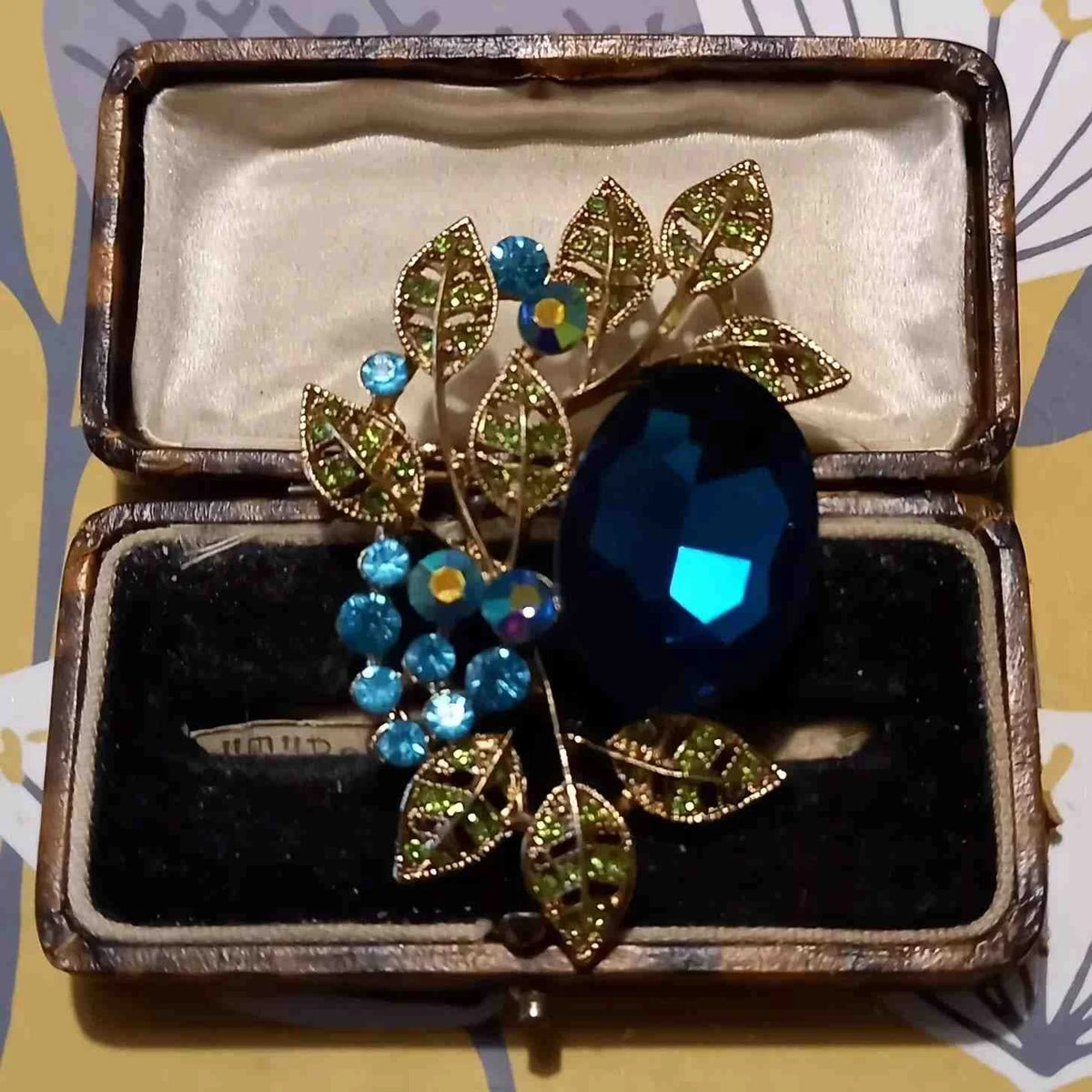 Elegant Rhinestone Flower Brooch – Add Sparkle to Your Wedding and Special Events