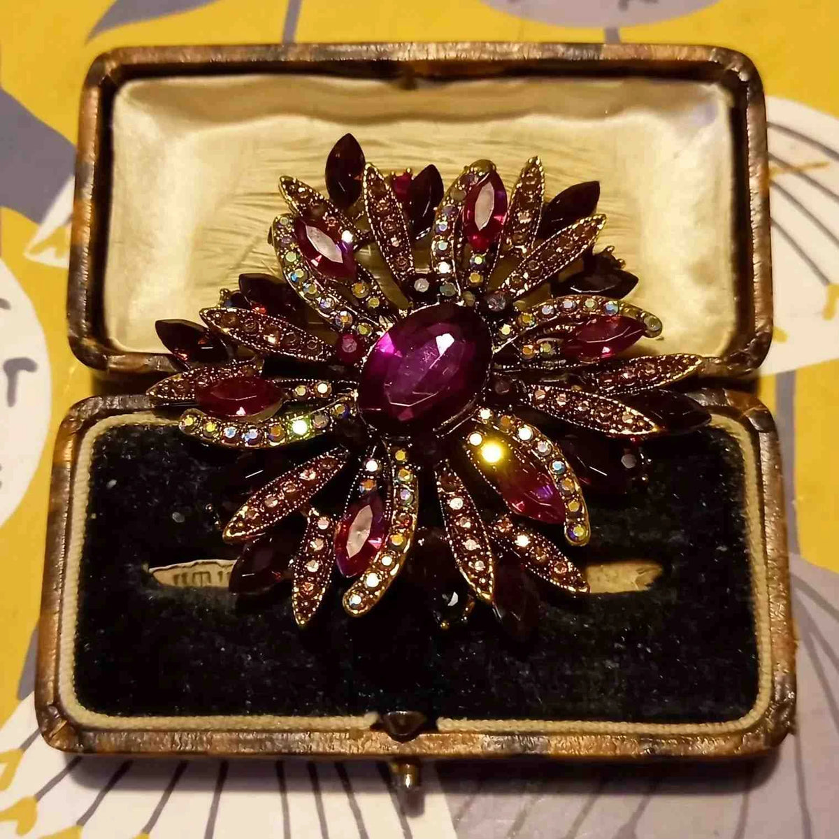 Elegant Rhinestone Flower Brooch – Add Sparkle to Your Wedding and Special Events