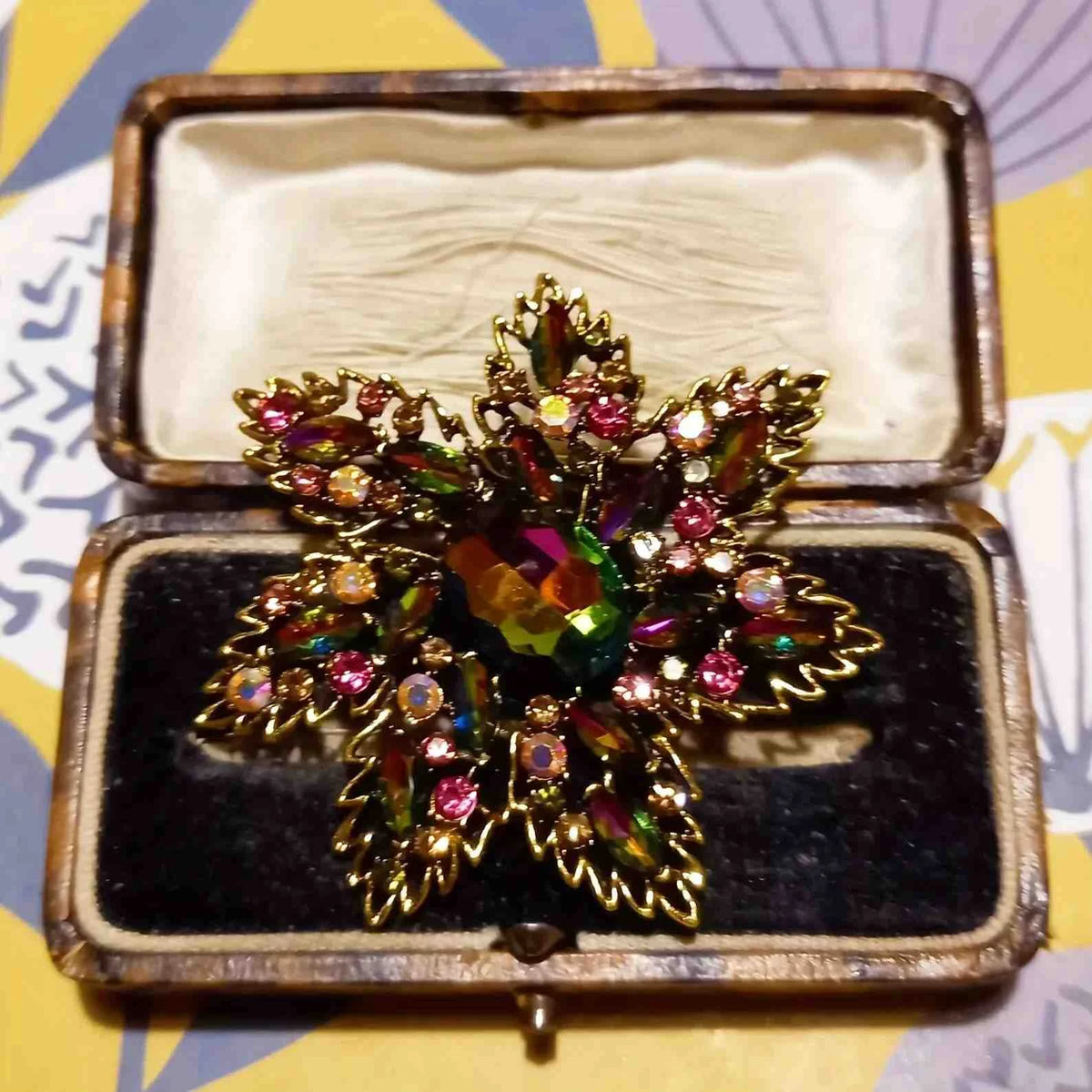 Elegant Rhinestone Flower Brooch – Add Sparkle to Your Wedding and Special Events