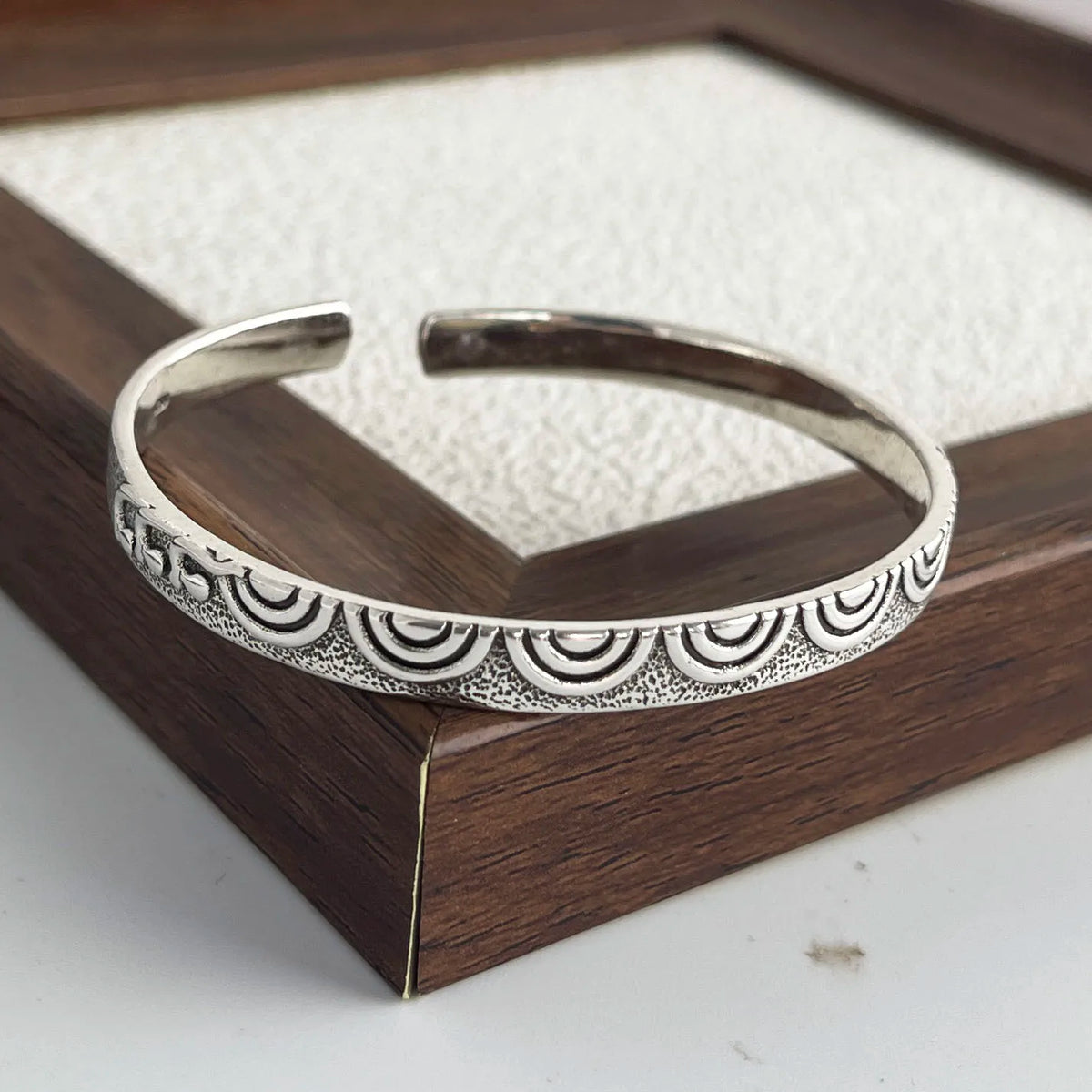 Sterling silver retro bracelet with vintage handmade flower pattern, suitable for women and men, jewelry by Jelieora Venture