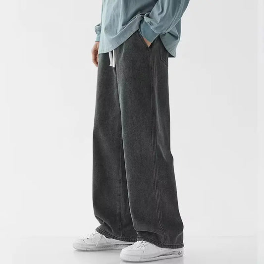 Men's Korean straight-leg wide-leg jeans by Jelieora Venture, showing the denim's fit and design details.
